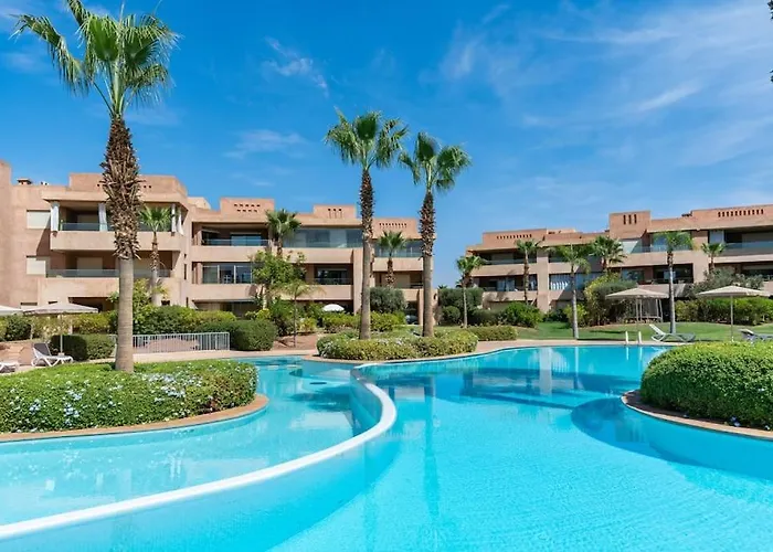 Relax Front Of Golf-Pool-Topaze