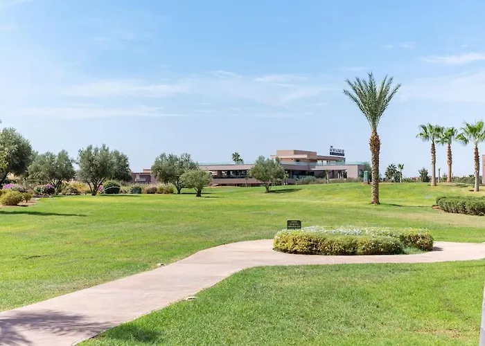 Relax Front Of Golf-Pool-Topaze